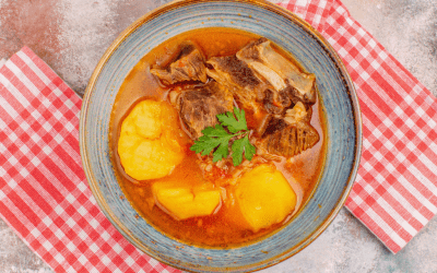 Codillo de cerdo guisado con patatas y pimentón: sabor tradicional para dar la bienvenida al otoño